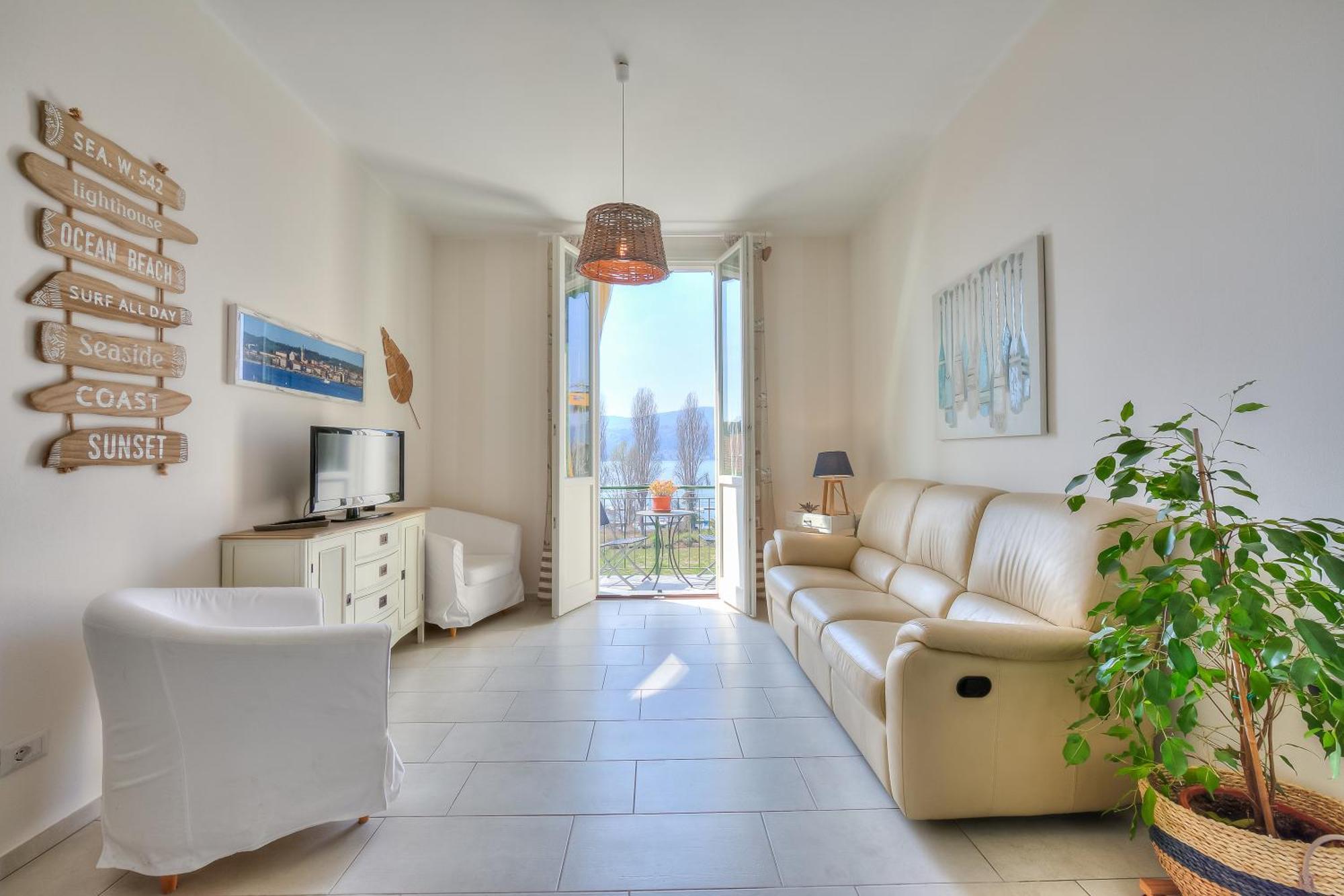 La Casa Sul Lago Maggiore - Happy Rentals Ranco Bagian luar foto
